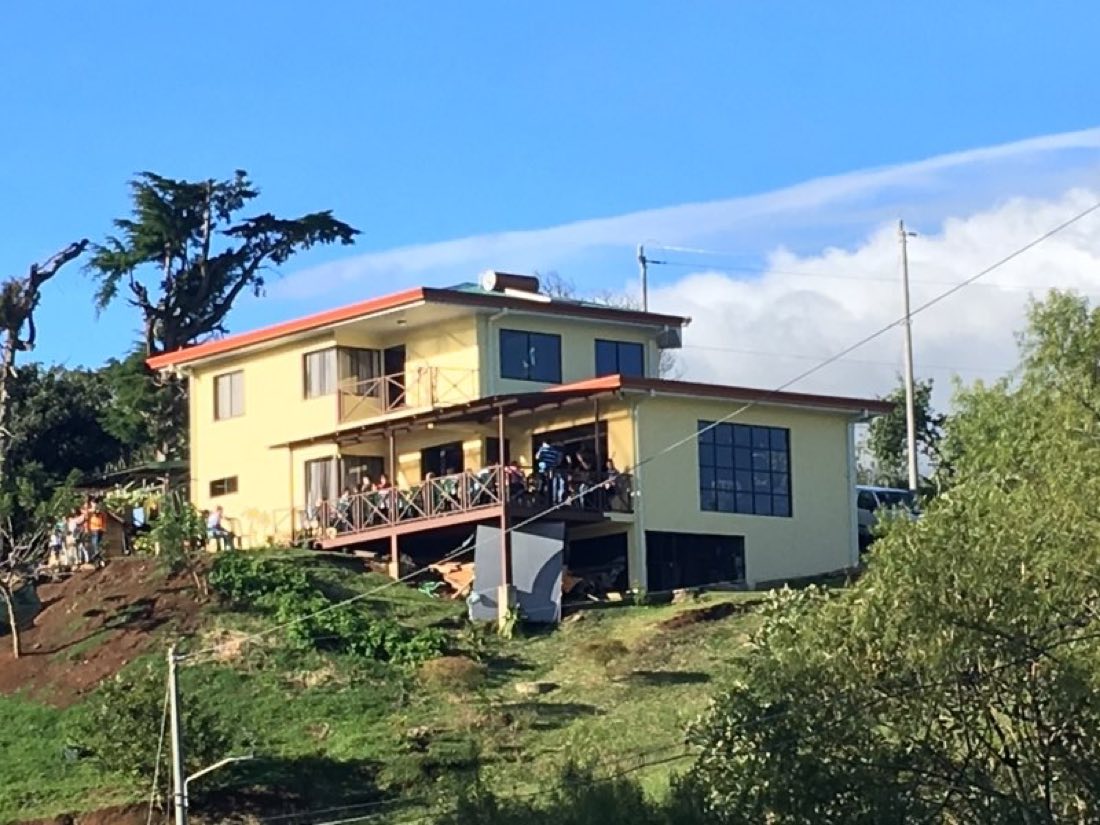Casa terminada de dos plantas con terraza