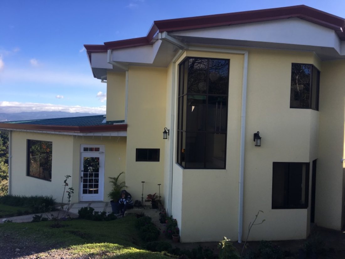 Vivienda terminada con jardín frontal