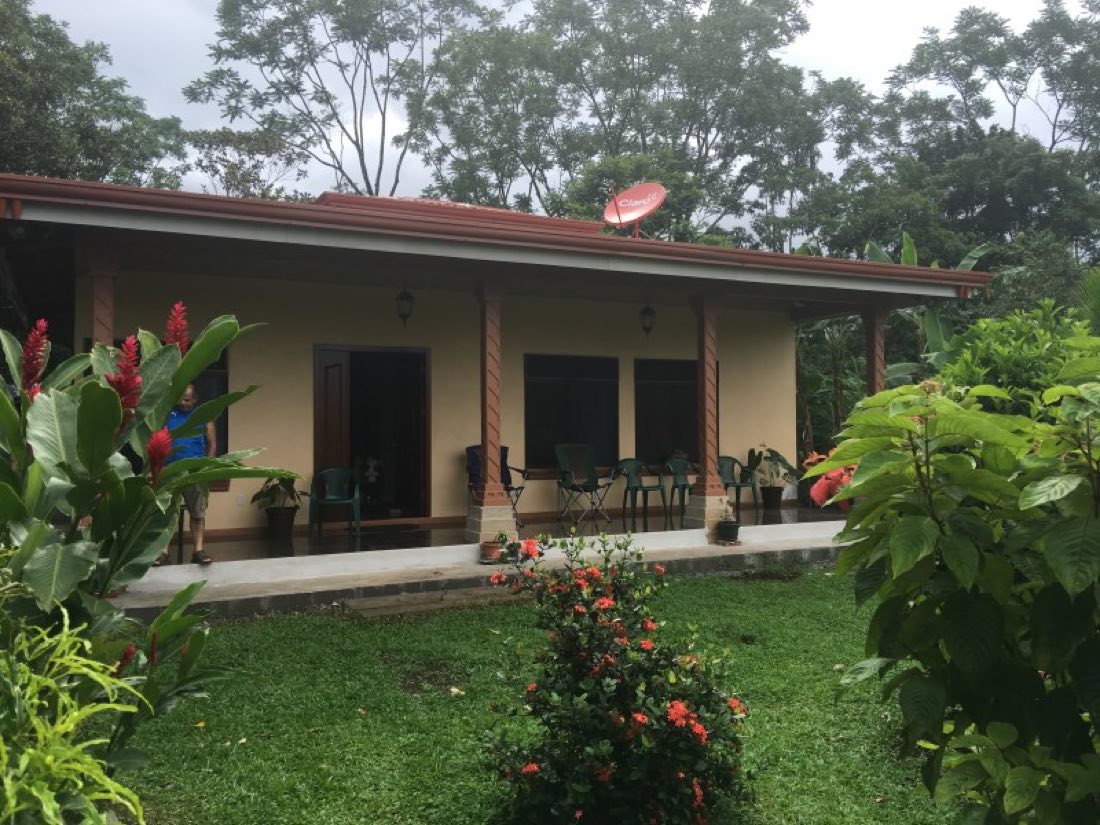 Vivienda terminada con verja perimetral