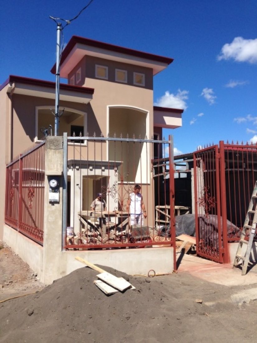 Equipo de F y G Servicios Constructivos supervisando una obra en proceso
